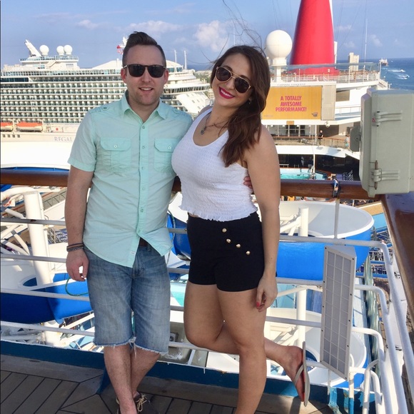 🌷Meet your posher Emilee - Picture 3 of 14